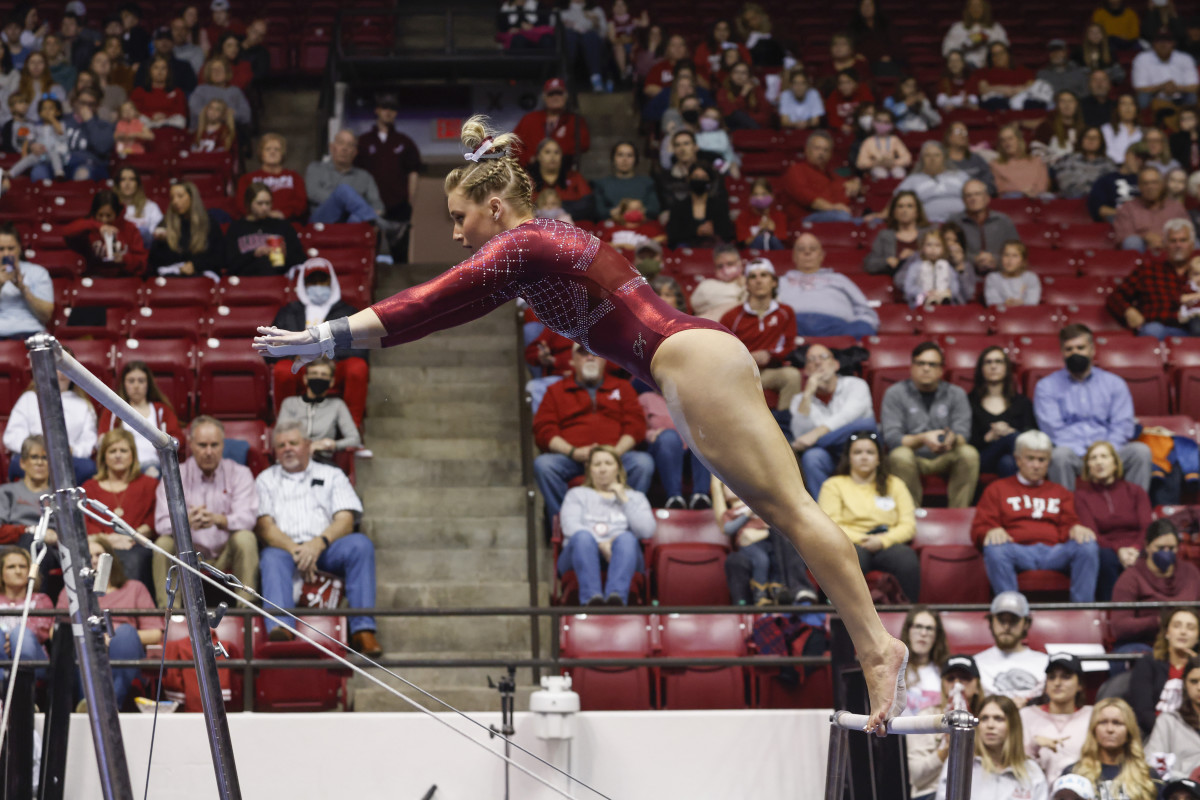 Jordyn Paradise on the uneven bars in 2022